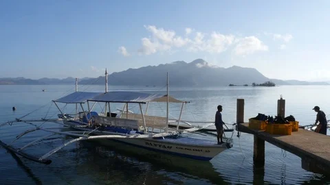Preparing the banca to go diving in Coron, Philippines Stock Footage 121867522