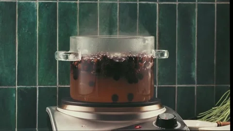 Preparing beef flavored noodle soup in a transparent glass pot 스톡 동영상 255785203