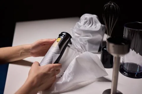 Preparing blender on kitchen counter, Scene shows detailed process of assembling Foto stock
