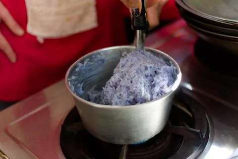 Preparing blue sticky rice Foto stock