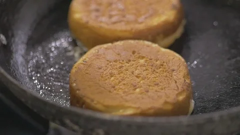 Preparing bread heating for burger Stock Footage 115070644