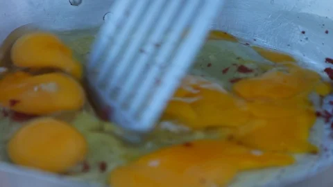 Preparing breakfast with eggs and bacon on a camping gas stove Namibia Vidéo 102732248