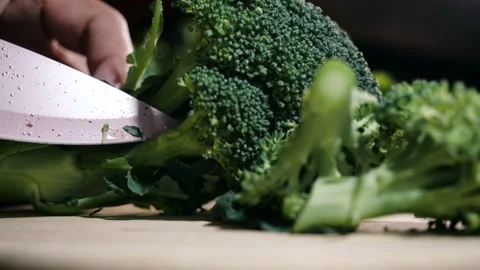 Preparing broccoli for cooking in 4k slow motion Vídeo Stock 141378708