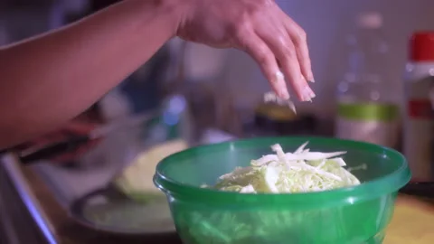 Preparing cabbage in the kitchen to prepare a salad Vídeos de archivo 237201910