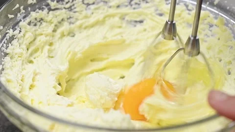 Preparing of cake dough with mixer, slow motion. Stock-Footage 151042549