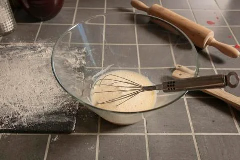 Preparing cakes for baking, close-ups on a bowl and flour Foto stock