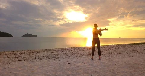 Preparing  for cardio workout Stock Footage 89020603