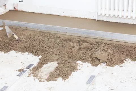 Preparing a cement screed Fotos de archivo