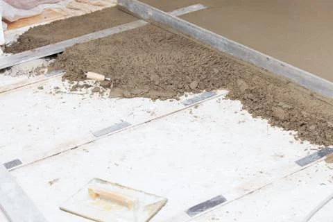 Preparing a cement screed Foto stock