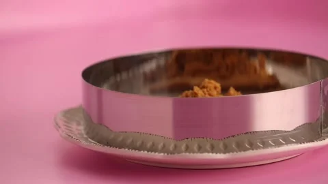 Preparing a cheesecake in a mold Video stock 133809171