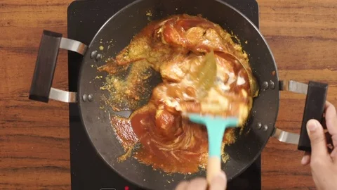 Preparing Chicken Curry - Top Angle Shot 動画素材 82888348