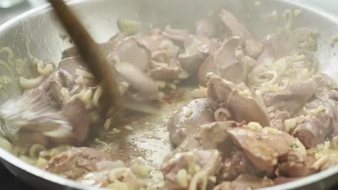 Preparing chicken livers in the frying pan. Video stock 194920957
