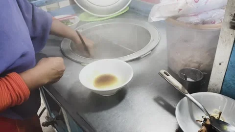 Preparing chicken noodles. Видео 258314542