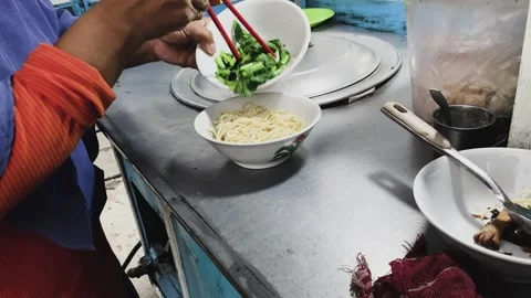 Preparing chicken noodles. Видео 258314552