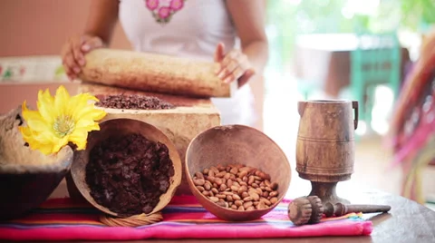 Preparing chocolate in Mexican metate Video stock 37974802