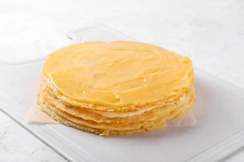Preparing chopped cake with lemon curd and buttercream Stock-Fotos