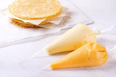 Preparing chopped cake with lemon curd and buttercream Foto stock