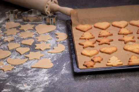 Preparing Christmas cookie dough using a rolling pin to prepare the dough Foto stock