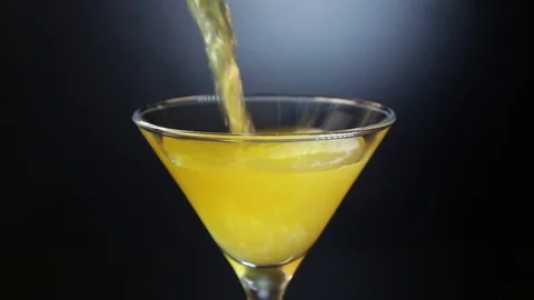 Preparing classic Screwdriver cocktail drink. Aperitif with vodka and orange Video stock 85226422
