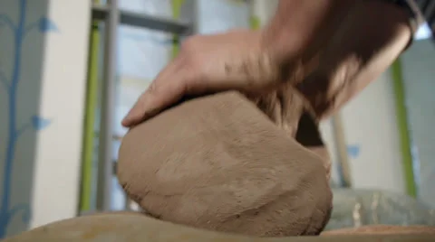 Preparing clay Stockbeeldmateriaal 31219068