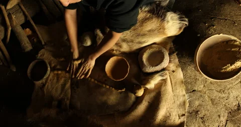 Preparing the clay to make pottery Vidéo 61269999