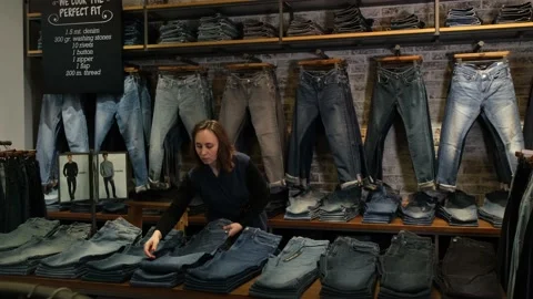 Preparing a clothing store for opening 库存影片 171287936