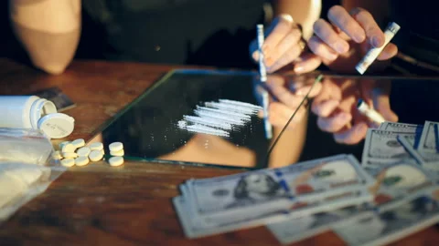 Preparing cocaine for snorting. Stock Footage 87127815