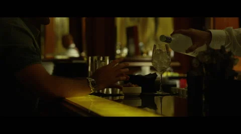 Preparing cocktail for customer CU Vidéo 57317617