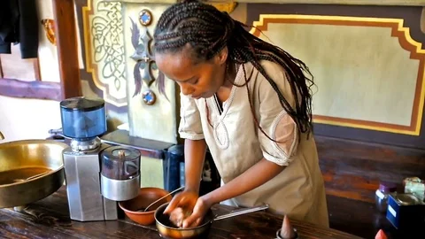 Preparing coffee beans for Ethiopian coffee ceremony Video stock 76456202