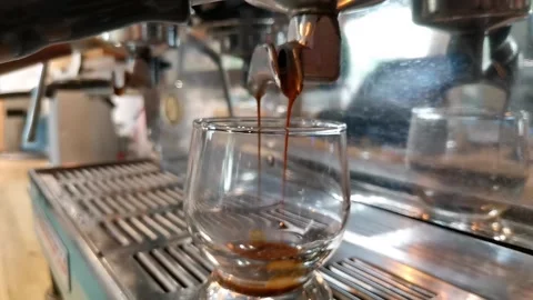 Preparing coffee in an espresso machine. Espresso runs for 29 seconds. Video stock 216533337