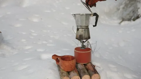 Preparing coffee on a gas burner during a winter hike. Vidéo 303139029