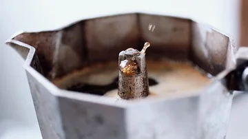 Preparing coffee with the geyser coffee maker on the kitchen 库存影片 85845988