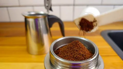 Preparing coffee in a portable coffee maker Foto stock