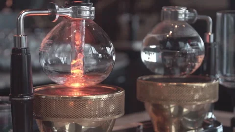 Preparing coffee with syphon at coffee shop. Stock-Footage 236791295