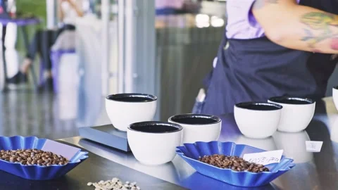 Preparing for coffee tasting. Vídeos de archivo 142303973