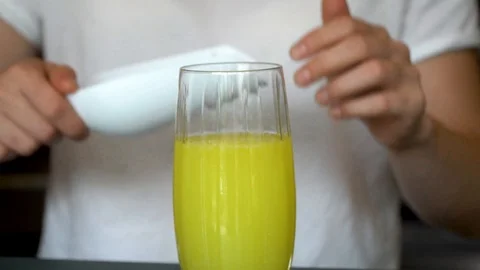 Preparing cold lemonade 스톡 동영상 113218122