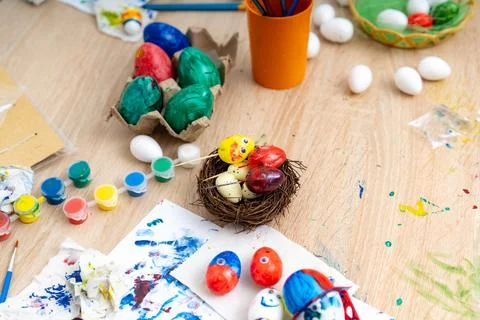 Preparing colorful Easter eggs for holiday festivities at home Stock-Fotos