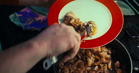 Preparing cooked chicken for serving Stockbeeldmateriaal 167431936