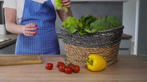 Preparing to the cooking salad on the kitchen Video stock 131549097