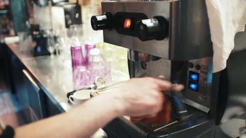 Preparing cups of espresso at a busy coffee shop Vídeo Stock 73961554