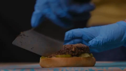 Preparing cutlet on the burger 库存影片 221184937
