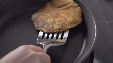 Preparing delicious American pancakes on a pan 動画素材 104091308