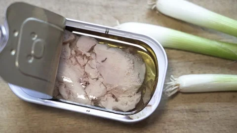 Preparing a delicious appetizer with cod liver and spring onions on a wooden 库存影片 336886869