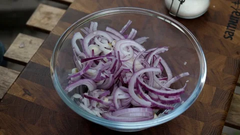 Preparing a delicious side dish of vegetables and herbs for a pork barbecue Video stock 128919558