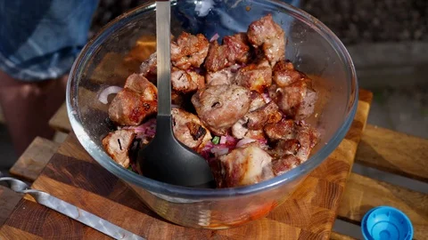Preparing a delicious side dish of vegetables and herbs for a pork barbecue Video stock 128921590