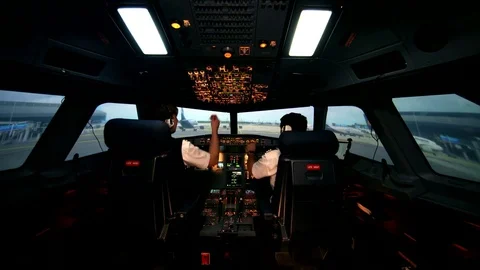 Preparing for departure and take off. Aero plane on runway of modern airport Vidéo 71843625
