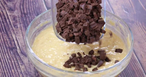 Preparing a dessert with chocolate pieces Video stock 163431949