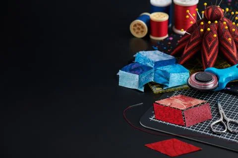 Preparing of diamond pieces of fabrics for sewing quilt, traditional patchw.. 스톡 사진