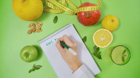 Preparing diet program on study table with fruits. 库存影片 221153852