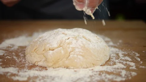 Preparing the dough with flour in slow motion Video stock 129650634